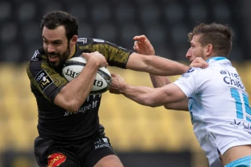 Le centre de La Rochelle Geoffrey Doumayrou (g) à la lutte avec l'ailier de Montpellier Vincent Rattez, le 27 décembre 2020 à La Rochelle