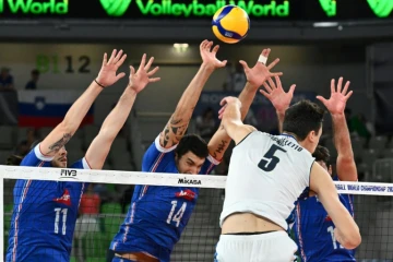 L'Italien Alessandro Michieletto smashe devant les Français Antoine Brizard, Nicolas Le Goff et Yacine Louati en quart de finale du Mondial, le 7 septembre 2022 à Ljubljana