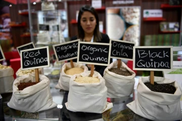 Des sacs de graines de quinoa, de graines de chia et d'amaranths au SIAL, le 16 octobre 2016 à Villepinte, près de Paris