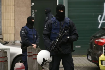 Des policiers masqués le 16 novembre 2015 dans le quartier de Molenbeek à Bruxelles