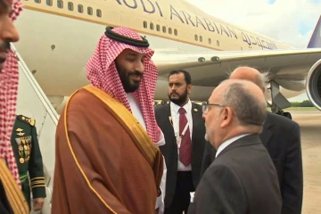 Le prince héritier d'Arabie Saoudite Mohammed ben Salmane est accueilli par le ministre des Affaires Etrangères argentin Jorge Marcela Faurie, à Buenos Aires, le 287 novembre 2018 (capture d'écran d'une vidéo publiée par les autorités saoudiennes)