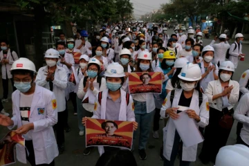 Des médecins, des infirmières et des étudiants manifestent contre le coup d'Etat militaire, le 21 mars 2021 à Mandalay, en Birmanie