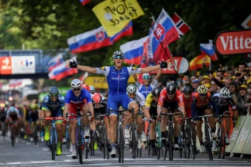 Le coureur allemand de la Quick-Step Marcel Kittel vainqueur du sprint de la 2e étape à Liège, le 2 juillet 2017