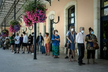 File d'attente devant la gare d'Arachon pour pratiquer des tests de dépistage du COVID-19, le 24 juillet 2020
