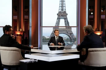 Le président Emmanuel Macron (c) lors d'un entretien à la télévision avec les journalistes de RMC-BFM Jean-Jacques Bourdin  (d) et Mediapart, Edwy Plenel (g), au palais de Chaillot, le 15 avril 2018 à Paris