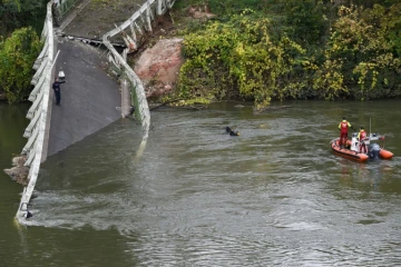 Les secouristes en action après l'effondrement d'un pont à  Mirepoix-sur-Tarn, près de Toulouse, le 18 novembre 2019