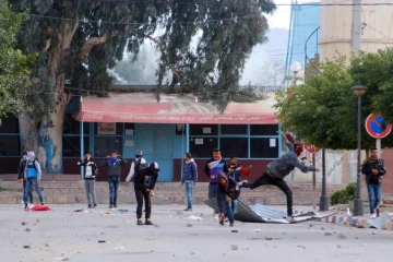 Des Tunisiens jettent des pierres en direction de la police dans le centre de Kasserine, le 20 janvier 2016