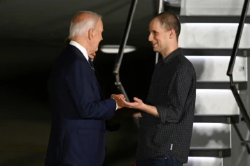 Le journaliste Evan Gershkovich, libéré par la Russie, accueilli à sa descente d'avion sur la base aérienne d'Andrews par le président américain Joe Biden, le 1er août 2024