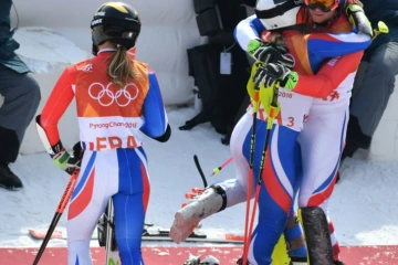Alexis Pinturault serre Tessa Worley dans ses bras (d) lors de la défaite en ski alpin par équipes aux JO, le 24 février 2018 à Pyeongchang