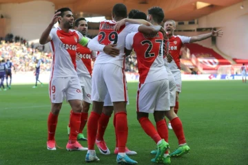 Thomas Lemar partage sa joie avec ses coéquipiers après avoir inscrit le 3e but de l'AS Monaco contre Toulouse à Louis-II, le 29 avril 2017