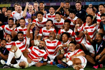 Photo de groupe des Japonais après leur qualification en quarts de la Coupe du monde, à Yokohama, le 13 octobre 2019