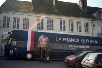 Le bus de campagne de Marine Le Pen, candidate du Rassemblement national à l'élection présidentielle, à Courtenay, dans le département du Loiret, le 19 mars 2022