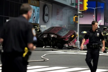 Des policiers à Times Square, à New York où une voiture a renversé des piétons, le 18 mai 2017