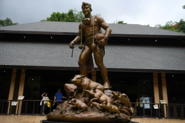 Une statue en l'honneur de Saman Gunan, le plongeur qui a perdu la vie en sauvant 12 adolescents et leur guide dans une grotte inondée en 2018, le 14 juin 2019 à Mae Sai, en Thaïlande