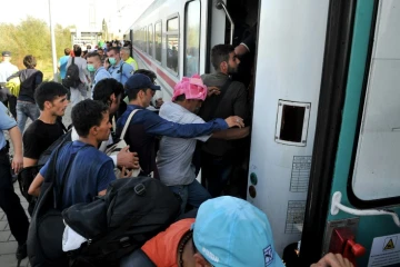 Des migrants et réfugiés montent dans un train à la gare d'Ilaca, le 17 septembre 2015 en Croatie, près de la frontière avec la Serbie