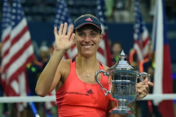 L'Allemande Angelique Kerber pose pour les photographes le 10 septembre 2016 après avoir remporté son deuxième titre du Grand Chelem à Flushing Meadows