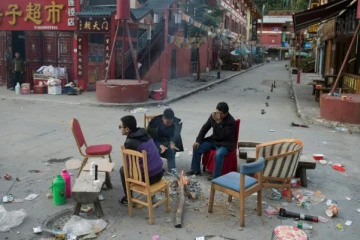 Des habitants qui ont dormi dehors par crainte de répliques tentent se se réchauffer autour d'un feu à Zhangzha dans la province du Sichuan (sud-ouest de la Chine) le 10 août 2017 au surlendemain d'un puissant séisme qui a fait au moins 20 morts