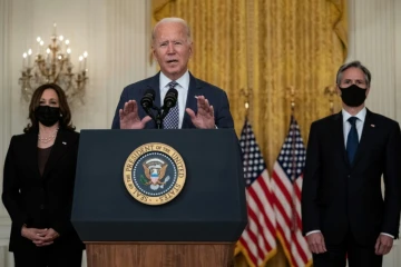 Joe Biden lors d'un discours à la Maison Blanche le 20 août 2021, avec à gauche sa vice-présidente Kamala Harris et à droite le chef de la diplomatie américaine Antony Blinken