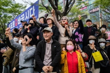 Des partisans du Parti du pouvoir au peuple (PPP) du président Yoon lors d'un meeting de campagne à Séoul, le 8 avril 2024