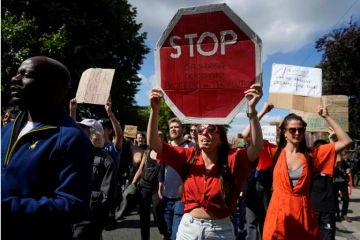 Manifestation près de l'aéroport londonien de Gatwick contre le projet du gouvernement britannique d'envoyer des migrants clandestins au Rwanda, le 12 juin 2022