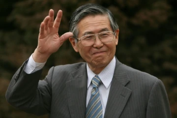 L'ancien président péruvien Alberto Fujimori salue les journalistes à son domicile de Santiago, le 19 mai 2006