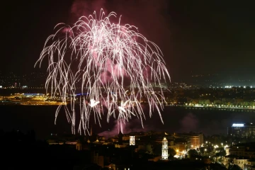 Feu d'artifice au dessus de la baie des Anges à Nice, le 14 juillet 2014