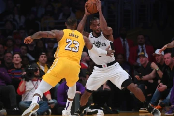 Kawhi Leonard des Los Angeles Clippers (d) à la lutte avec LeBron James des Los Angeles Lakers, en NBA au Staples Center, le 25 décembre 2019 