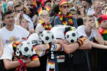 La consternation de supporters allemands lors du match de l'Allemagne face à la Corée du Sud, diffusé sur un écran géant à Berlin