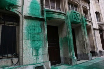 La peinture verte sur les murs de la synagogue Agoudas Hakehilos à Paris le 31 mai 2025