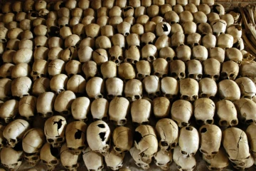 Des crânes de victimes du génocide de 1994 au Mémorial du Genocide, le 27 février 2004 à Nyamata, au Rwanda