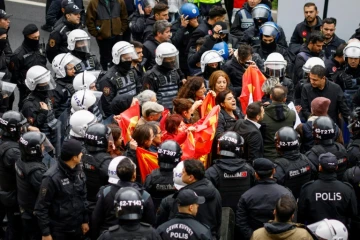 Des policiers arrêtent des manifestants qui tentaient de se rendre place Taksim, à Istanbul, lors d'un rassemblement à l'occasion de la Journée internationale des travailleurs, le 1er mai 2025
