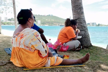 Une famille atteinte d'obésité mange à la plage à Nouméa, le 1er décembre 2014