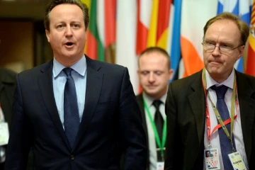 L'ambassadeur britannique auprès de l'Union européenne Ivan Rogers (D) avec l'ancien Premier ministre britannique David Cameron (G) à Bruxelles le 19 février 2016