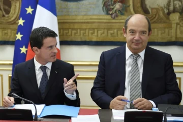 Le Premier ministre Manuel Valls (g) et son conseiller social Gilles Gateau, le 9 octobre 2015 à Paris