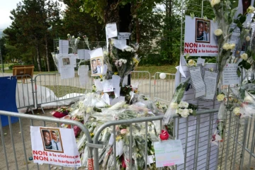 Des fleurs déposées le 28 septembre 2012 à Echirolles à l'endroit où Kevin et Sofiane ont été tués 