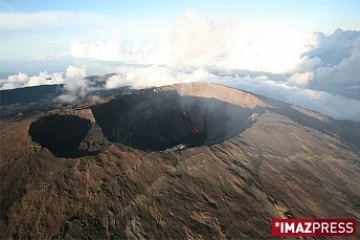 Lundi 15 Décembre 2008


Le piton de la Fournaise est entré en éruption vers 2 heures 45 ce lundi 15 décembre
 2008