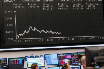 Les bourses européennes dévissaient lundi dans la matinée suite aux craintes liées à une nouvelle mutation du Covid-19