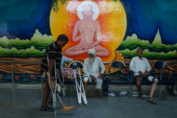 Un Indien apprend à marcher avec des prothèses à Jaipur capitale de l'Etat du Rajasthan (nord de l'Inde), le 13 juin 2017