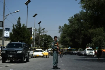Un policier afghan dans une rue de Kaboul après une explosion, le 15 août 2016