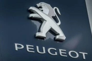 Fiat Chrysler et Peugeot discutent d'une fusion entre égaux pour créer un groupe valorisé à près de 50 mds USD (source proche)