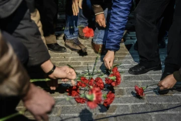 Des fleurs déposées le 12 janvier 2016 dans le quartier de Sultanahmet à Istanbul où un attentat a fait 10 morts