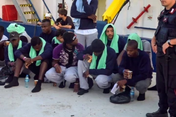 Des migrants débarquent à Lampedusa en Sicile  du bateau Sea Watch 3, sur une image extraite d'une vidéo diffusée le 29 juin 2019