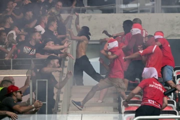 Des supporters de Nice (g) et de Cologne s'affrontent avant le coup d'envoi du match de Ligue Europa Conférence, le 8 septembre 2022 à Nice 