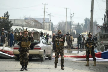 Des membres des forces de sécurité afghanes sur les lieux d'un attentat suicide, le 2 mars 2018 à Kaboul