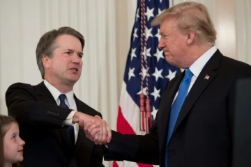 Très conservateur et suscitant une grande défiance chez les démocrates et les progressistes, le juge Brett Kavanaugh, photographié lundi 9 juillet 2018 avec Donald Trump, doit convaincre les sénateurs de le confirmer à la Cour suprême