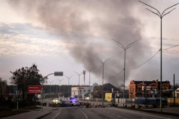Des colonnes de fumée s'élèvent après une explosion à Kiev, le 18 mars 2022
