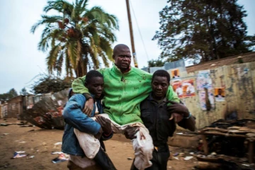 Un homme blessé est transporté dans le bidonville de Kibera à Nairobi, le 12 août 2017