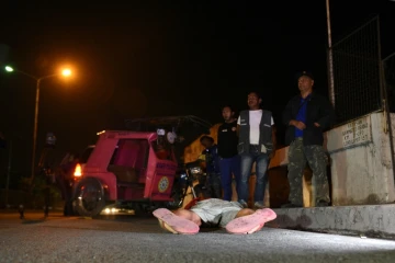 Des villageois observe un corps à Quezon City, près de Manille, aux Philippines, le 9 mars 2017