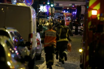 Les secours se précipitent vers le Bataclan le 13 novembre 2015 à Paris