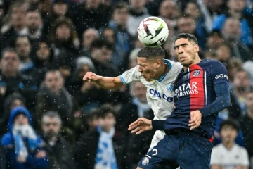 Duel aérien entre le Marseillais Amine Harit (g) et le Parisien Achraf Hakimi, à Marseille, le 31 mars 2024